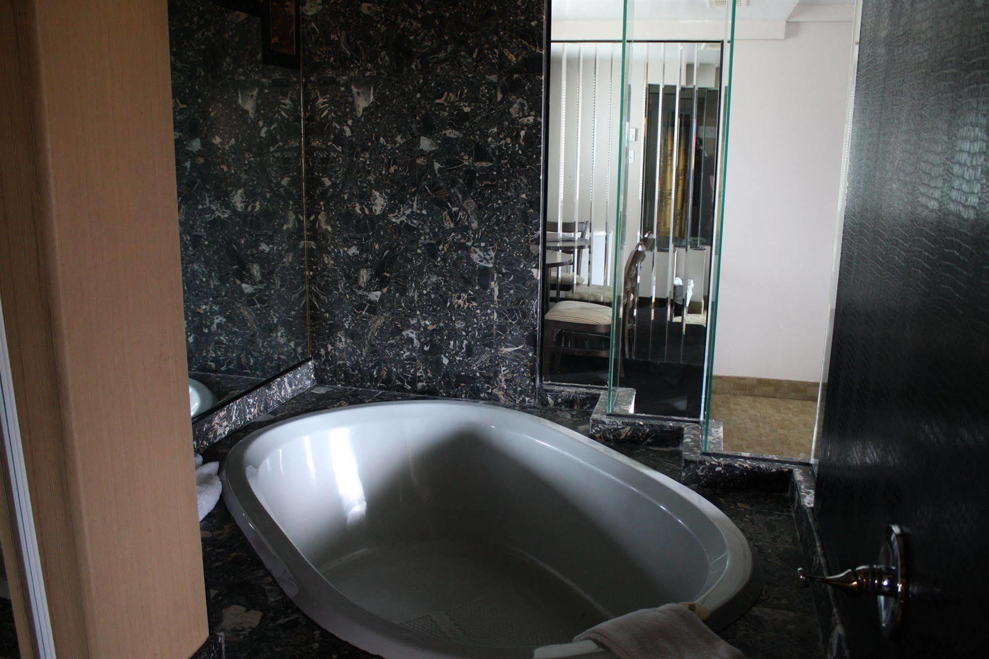 Grand Motel Saint-Hubert Лонгуил Екстериор снимка